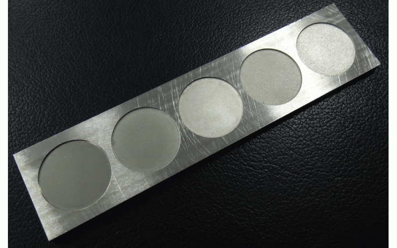 鏡面火花機的樣板， 左側(cè)的鏡面， 右側(cè)的粗紋