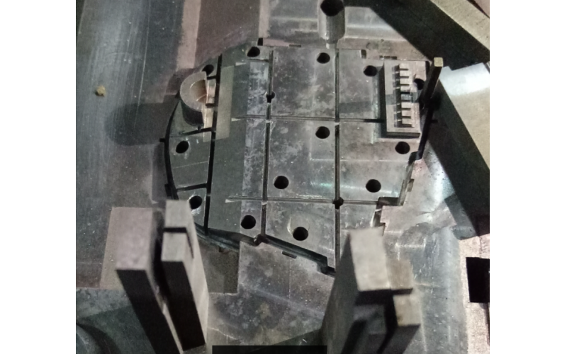 骨位多的模具， 務必要多下扁頂， 才能頂出平衡，深圳市模具廠經(jīng)驗記錄