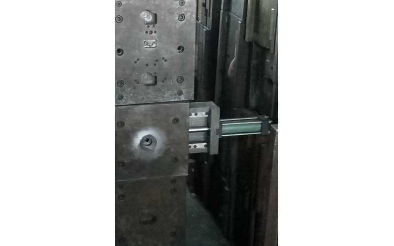 模具廠手上的油缸，原理簡單，使用方便，便于使用！